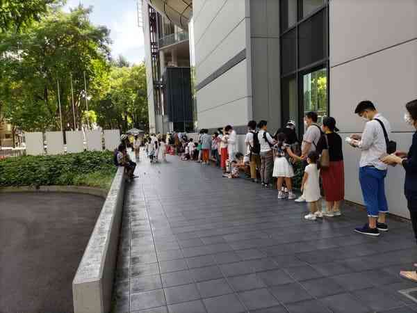 名古屋市科学館のプラネタリウム、朝９時に到着して行列は約４０人