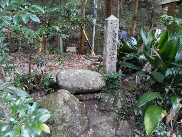 小原ふれあい公園近く賀茂原神社内　家康の腰掛石